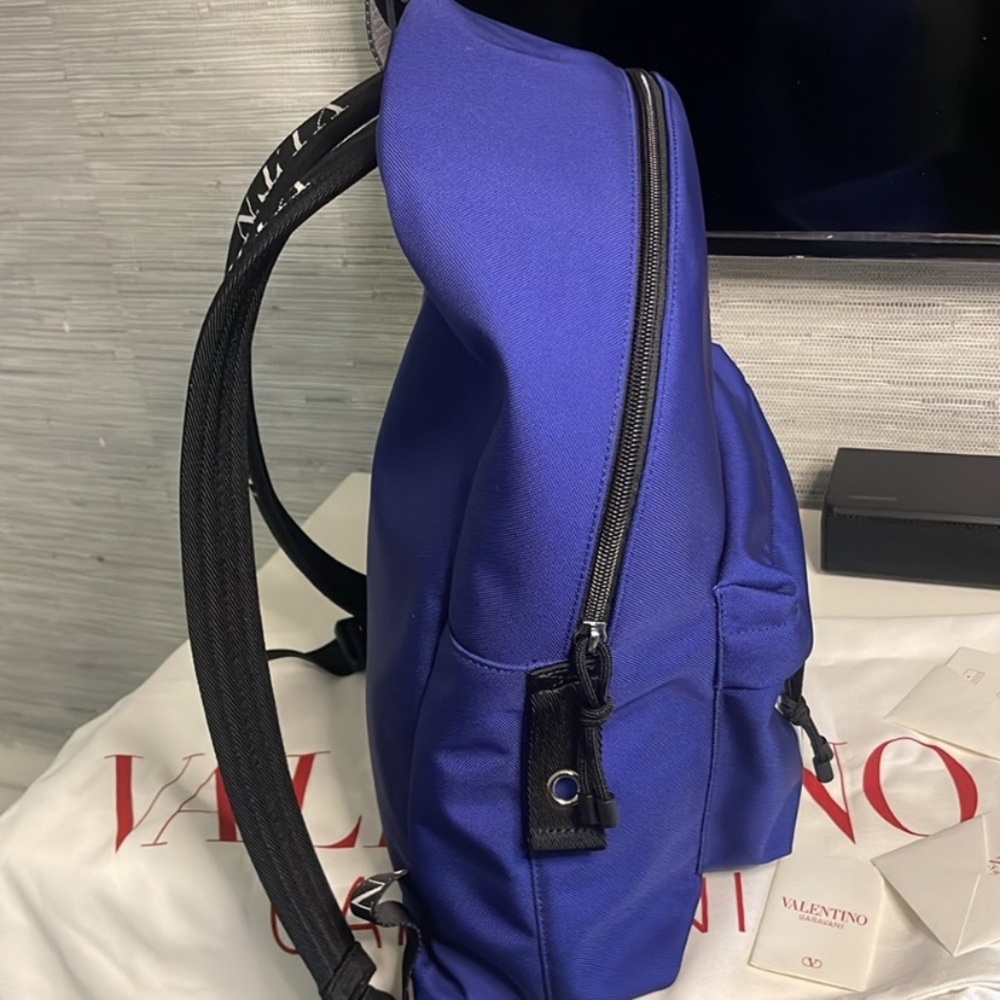 NEW‼️ Valentino Garavani Logo-Print Backpack - Picture 10 of 13